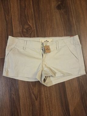 NEW Hollister Bettys 3 Twill Shorts – Size 3 (W26) – Cream Ivory Low Rise